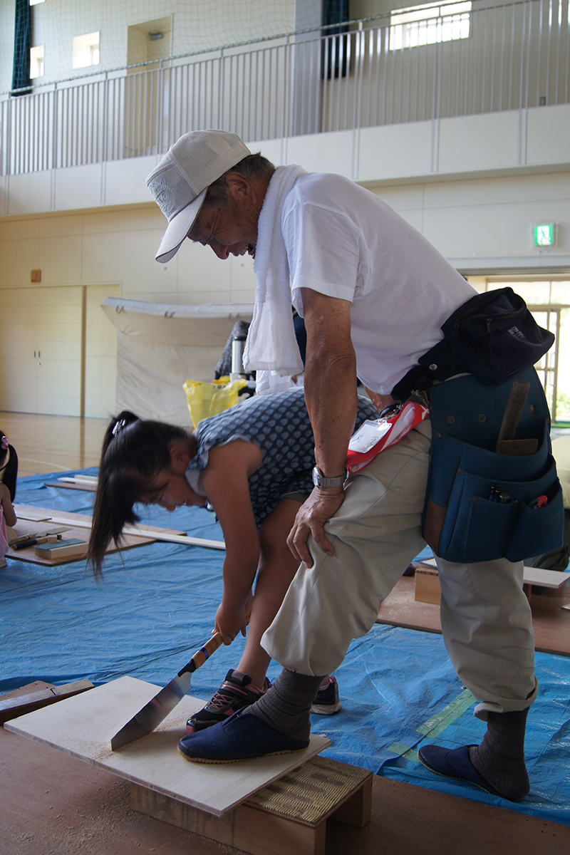 職人さんの教え方も真剣です